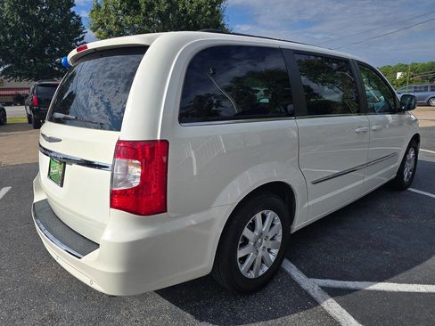 Used 2011 Chrysler Town & Country Touring-L w/ Entertainment Group #2 image 6