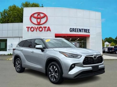 Certified 2025 Toyota Highlander XLE AWD/4WD image 1