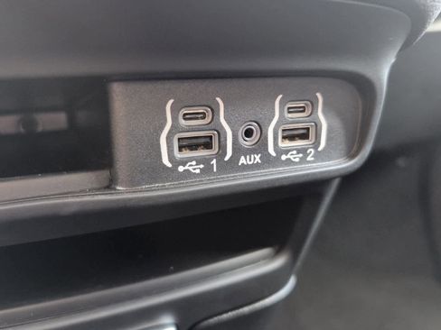 Used 2025 Chrysler Pacifica Select image 22