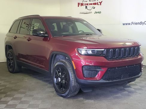 Used 2025 Jeep Grand Cherokee Altitude AWD/4WD image 2