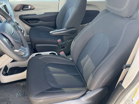 Used 2023 Chrysler Voyager LX image 19