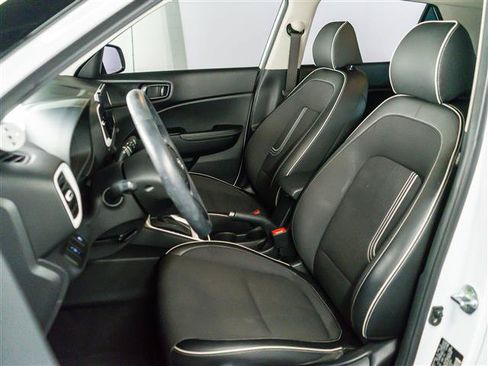 Used 2023 Hyundai Venue Limited FWD image 5
