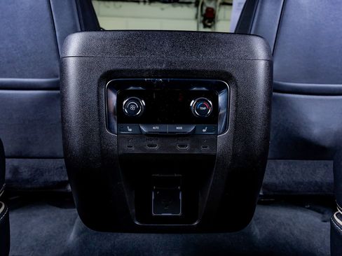 Used 2026 Chevrolet Suburban Premier AWD/4WD image 31