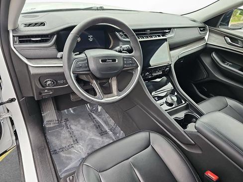 Used 2023 Jeep Grand Cherokee Limited AWD/4WD image 16