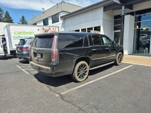 Used 2020 Cadillac Escalade ESV Premium Luxury AWD/4WD image 7