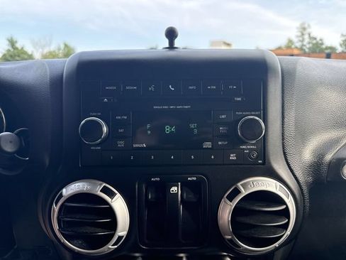Used 2015 Jeep Wrangler Sahara w/ Connectivity Group AWD/4WD image 16