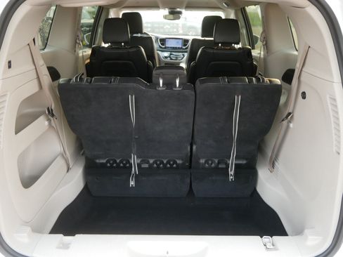 Used 2022 Chrysler Pacifica Touring-L FWD image 18