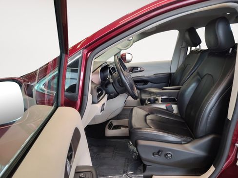 Used 2017 Chrysler Pacifica Touring-L Plus w/ Advanced Safetytec Group FWD image 22