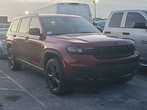 Used 2023 Jeep Grand Cherokee L Laredo image 3