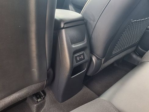Used 2025 Hyundai Venue Limited FWD image 23