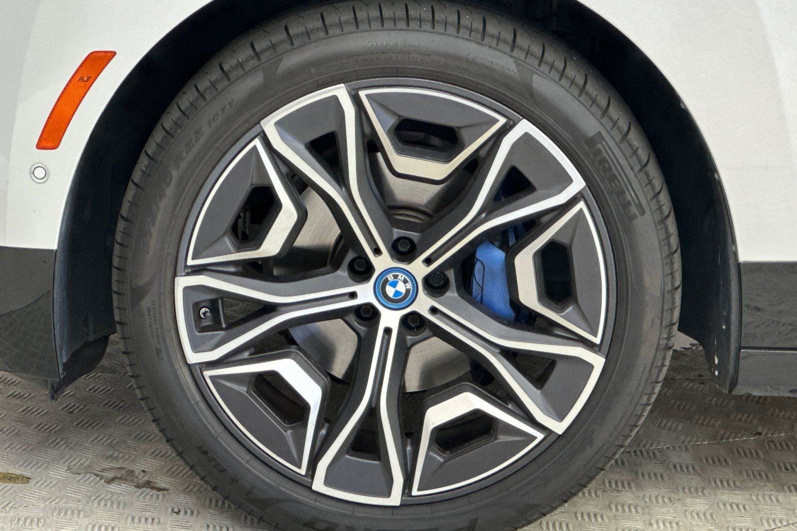Used 2024 BMW iX xDrive50 w/ Sport Package AWD/4WD image 12