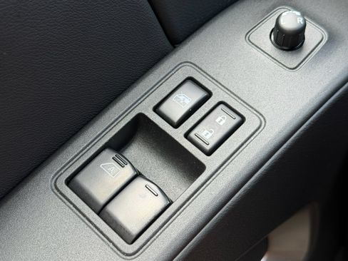 Used 2025 Nissan Frontier SV RWD image 17
