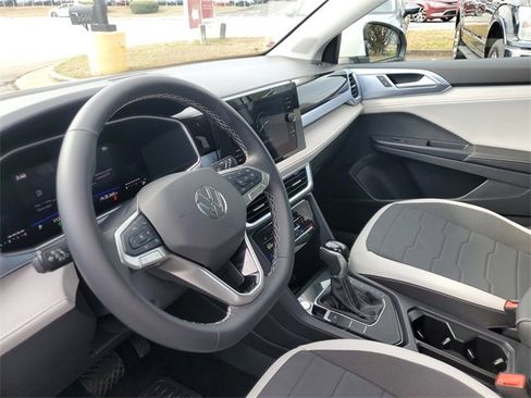 Certified 2025 Volkswagen Taos SE w/ Panoramic Sunroof Package image 18