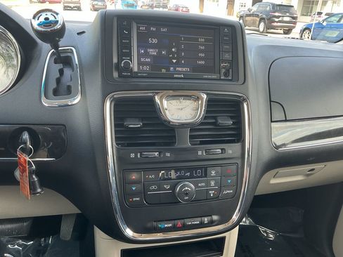 Used 2015 Chrysler Town & Country Touring FWD image 18
