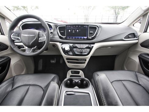 Used 2022 Chrysler Pacifica Touring-L w/ Uconnect Theater Family Group FWD image 11