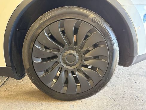 Used 2021 Tesla Model Y Long Range AWD/4WD image 33