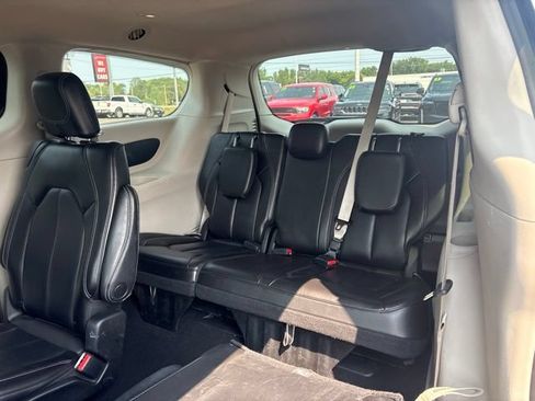 Used 2023 Chrysler Pacifica Touring-L FWD image 11