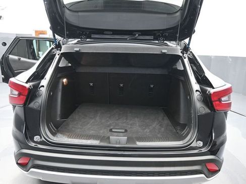 Used 2025 Chevrolet Trax LT w/ LT Convenience Package image 8