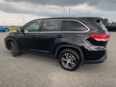 Used 2019 Toyota Highlander LE AWD/4WD image 6