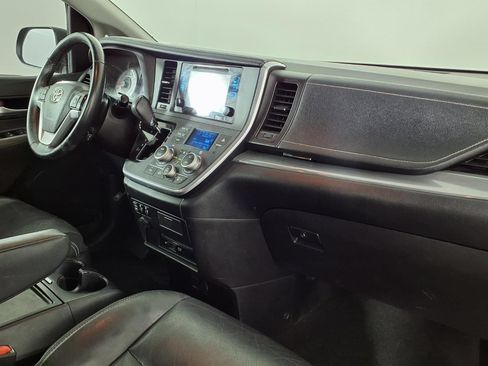 Used 2017 Toyota Sienna SE Premium FWD image 7