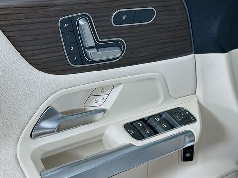 New 2026 Mercedes-Benz GLB 250 4MATIC image 17
