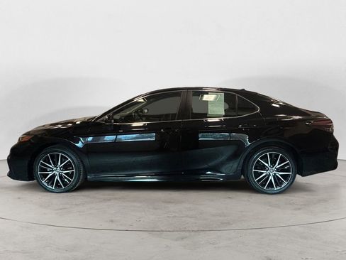 Used 2023 Toyota Camry SE image 2