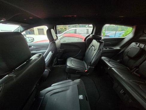 Used 2025 Chrysler Pacifica Select FWD image 5