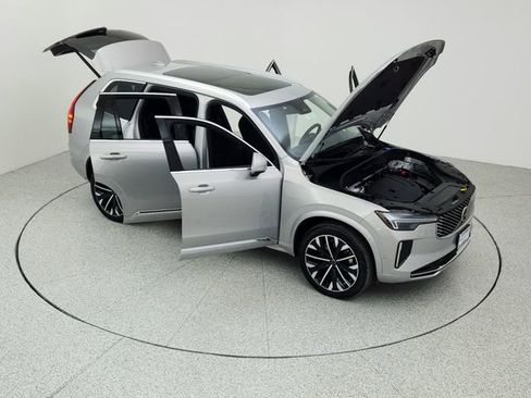 Certified 2025 Volvo XC90 B6 Plus image 30