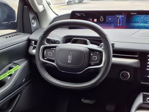 New 2026 Lincoln Navigator Premiere AWD/4WD image 11