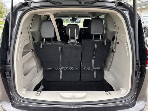 Used 2023 Chrysler Pacifica Touring-L FWD image 6