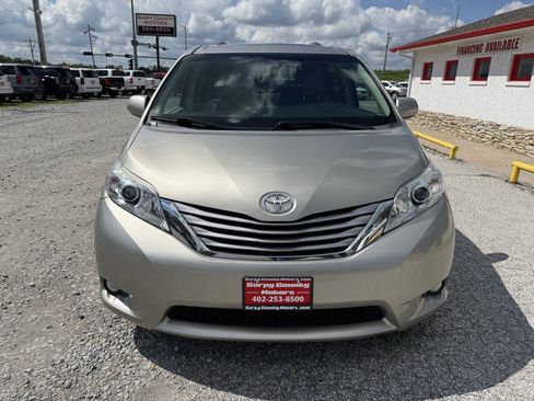 Used 2017 Toyota Sienna XLE w/ XLE Navigation Package FWD image 8