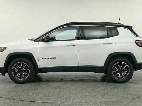Used 2025 Jeep Compass Trailhawk AWD/4WD image 5