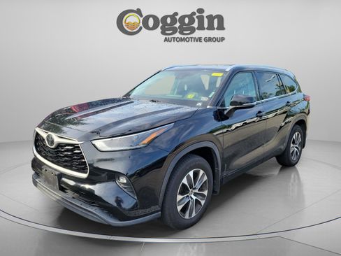 Used 2021 Toyota Highlander XLE AWD/4WD image 2