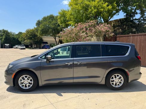 Used 2020 Chrysler Voyager LX FWD image 4