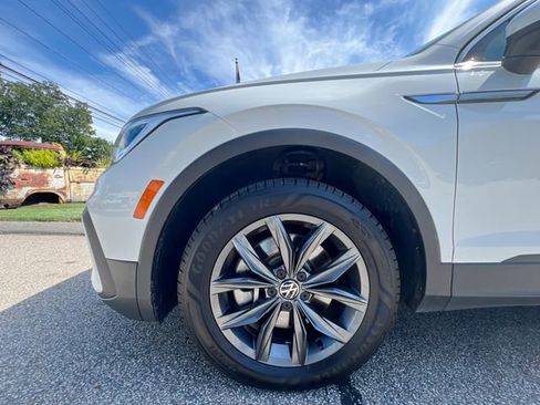 Certified 2022 Volkswagen Tiguan SE w/ Panoramic Sunroof Package image 10