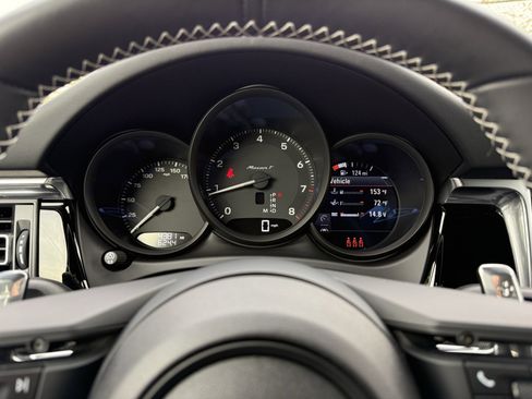 Used 2025 Porsche Macan image 16