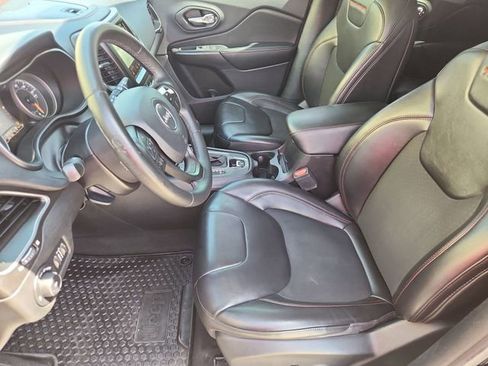 Used 2020 Jeep Cherokee Trailhawk image 19
