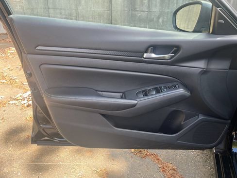 Used 2025 Nissan Altima 2.5 SV FWD image 18