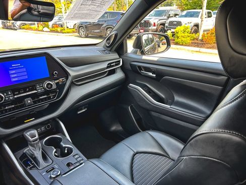 Used 2023 Toyota Highlander XSE AWD/4WD image 18