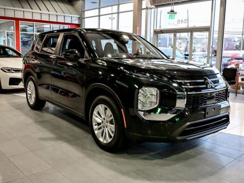 Used 2025 Mitsubishi Outlander ES image 3