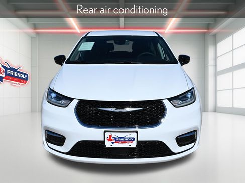 Used 2024 Chrysler Pacifica Touring-L image 7