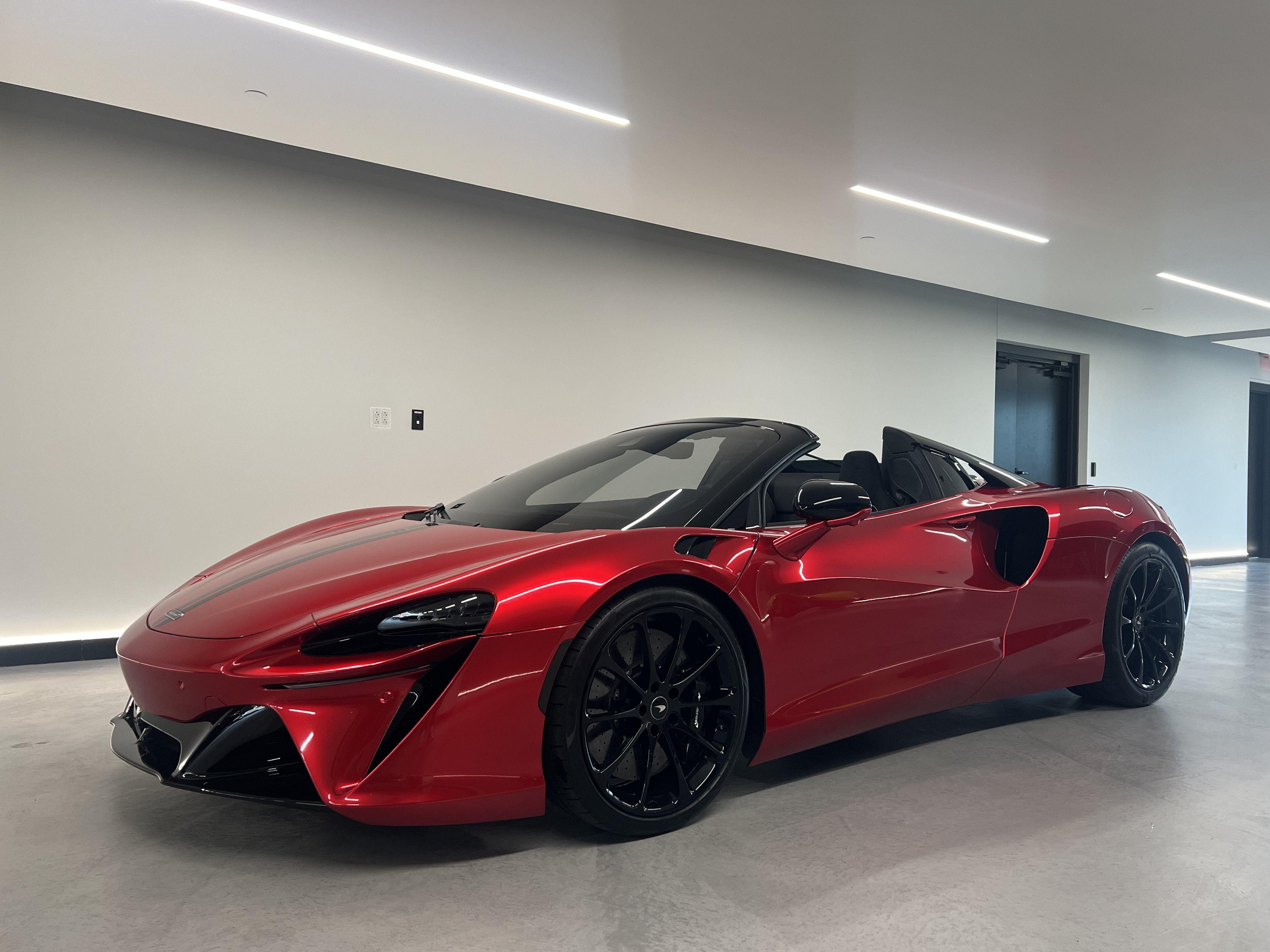 Used 2025 McLaren Artura Spider RWD image 3