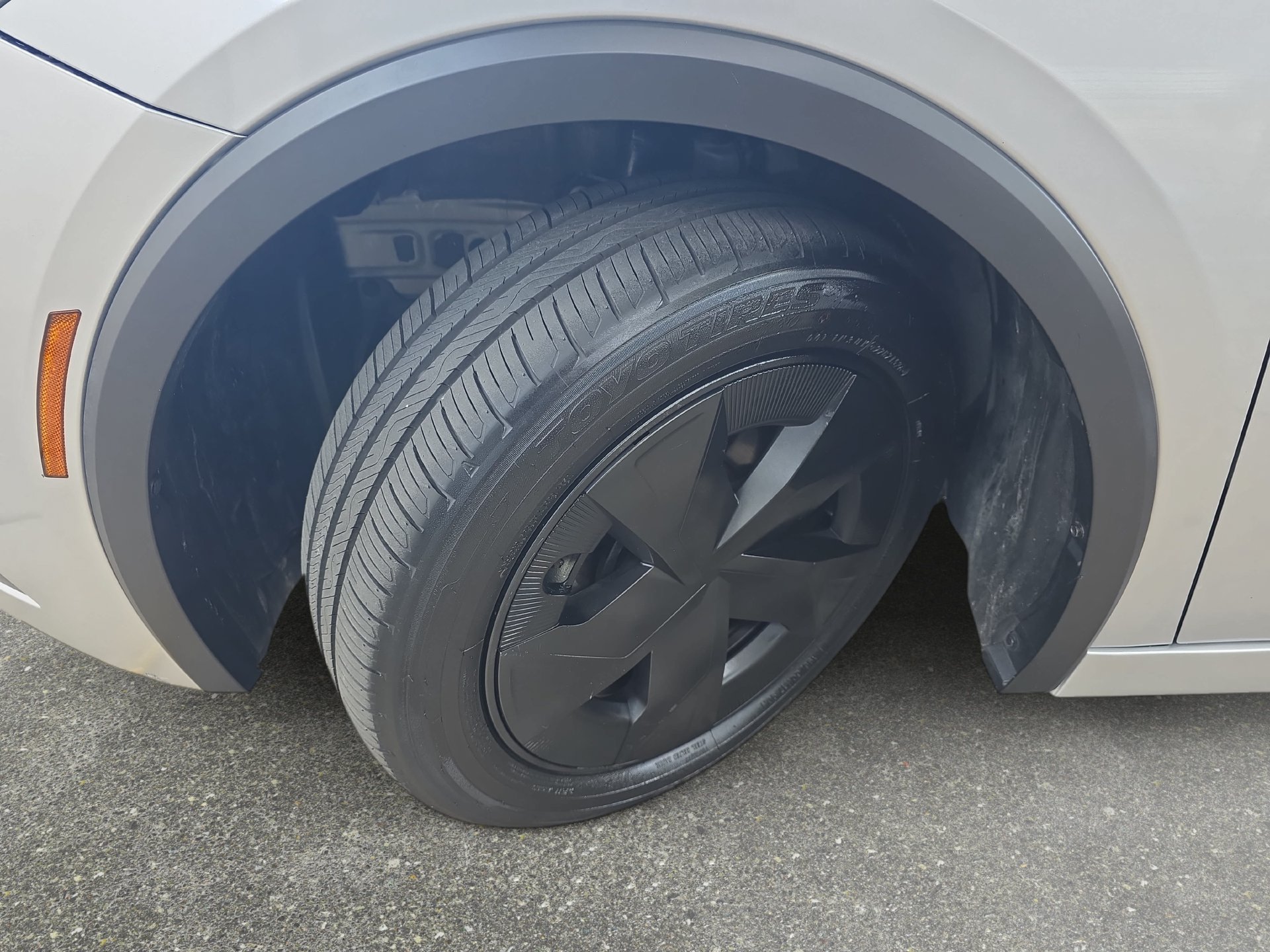 Used 2025 Toyota Prius LE FWD image 29
