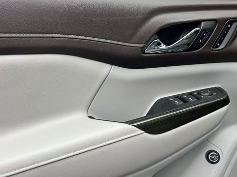 Used 2023 GMC Acadia SLT w/ Technology Package image 12