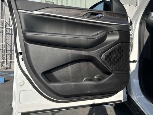 New 2026 Jeep Grand Cherokee Altitude image 19