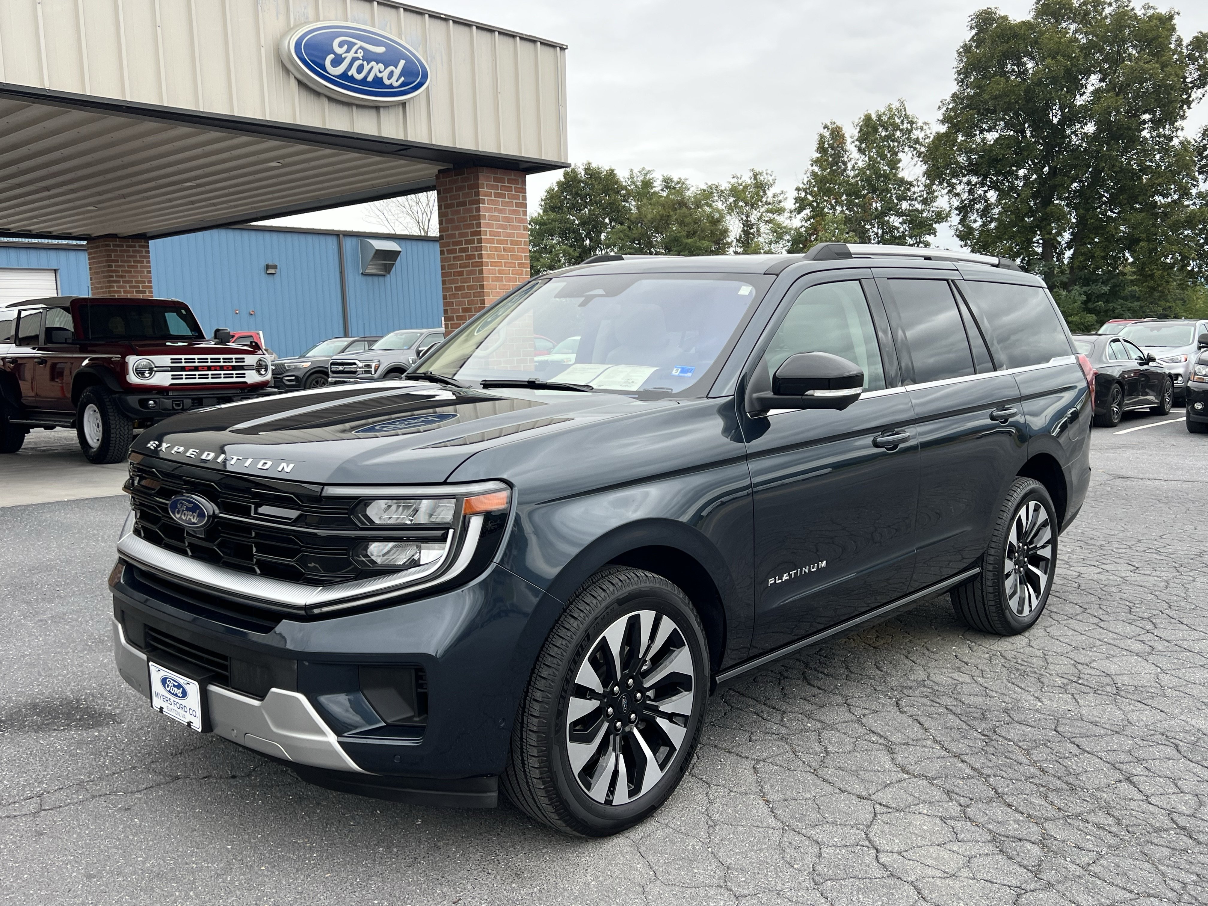 Used 2025 Ford Expedition Platinum w/ Driver's Package AWD/4WD image 2