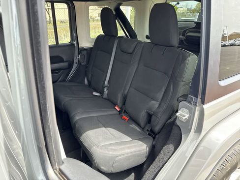 Used 2022 Jeep Wrangler Unlimited Sahara AWD/4WD image 12
