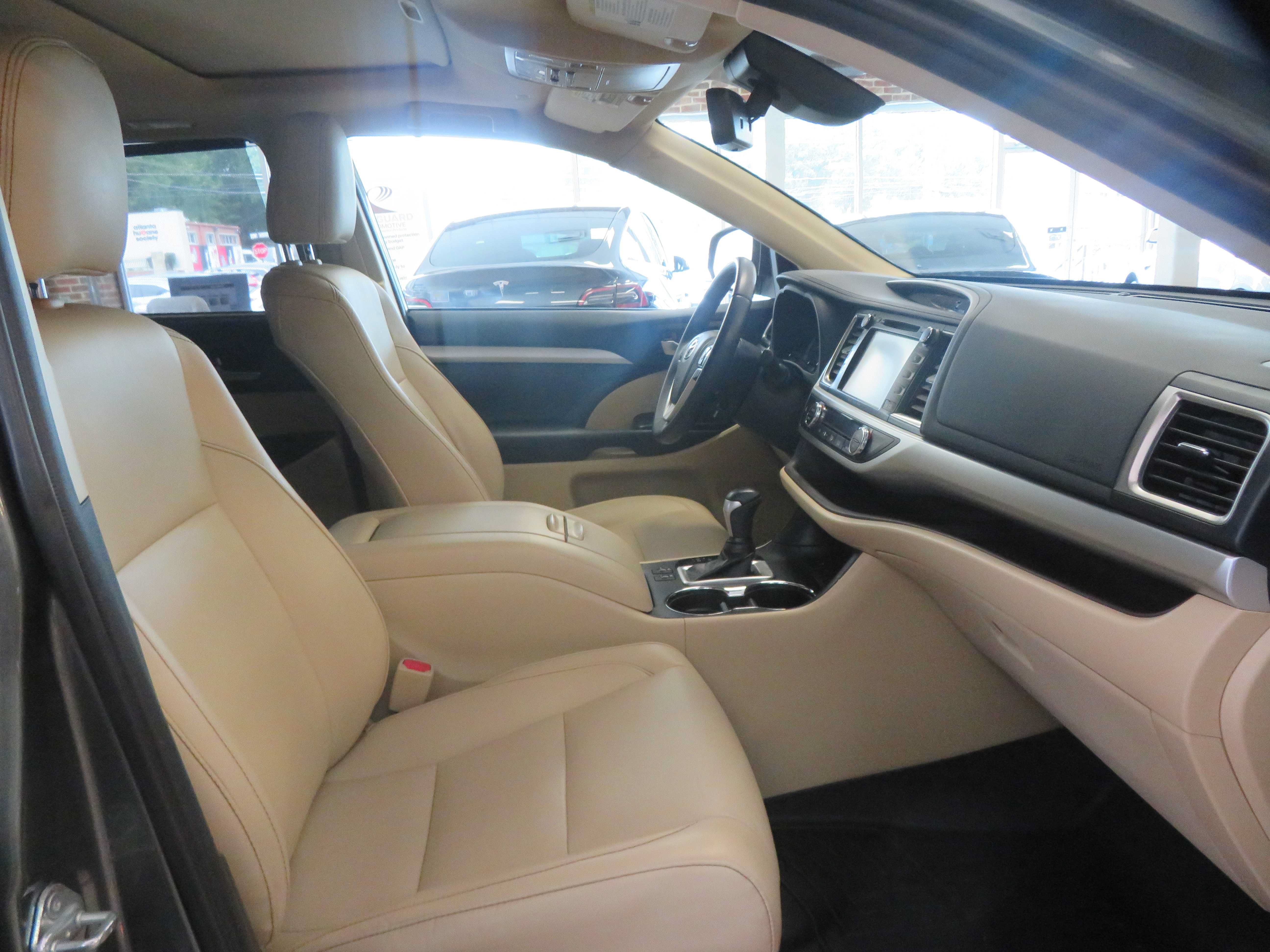 Used 2019 Toyota Highlander XLE FWD image 31
