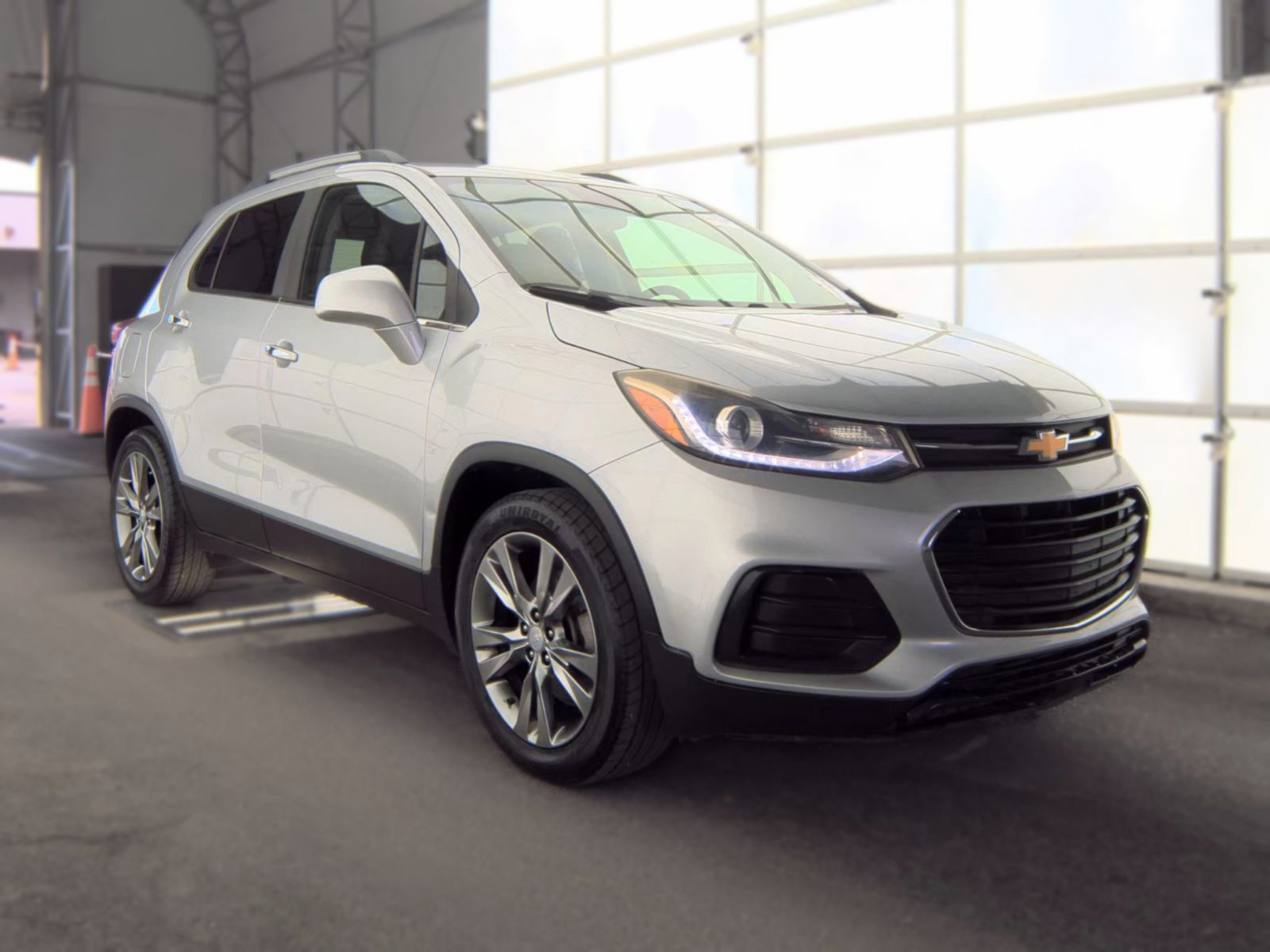 Used 2019 Chevrolet Trax LT w/ LT Convenience Package FWD image 3