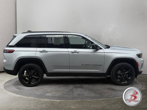 Used 2023 Jeep Grand Cherokee Altitude image 8